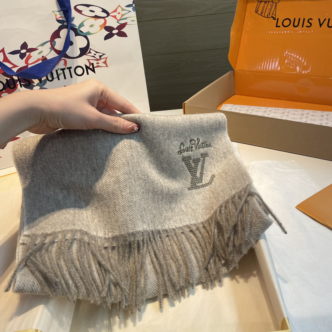 LV scarf