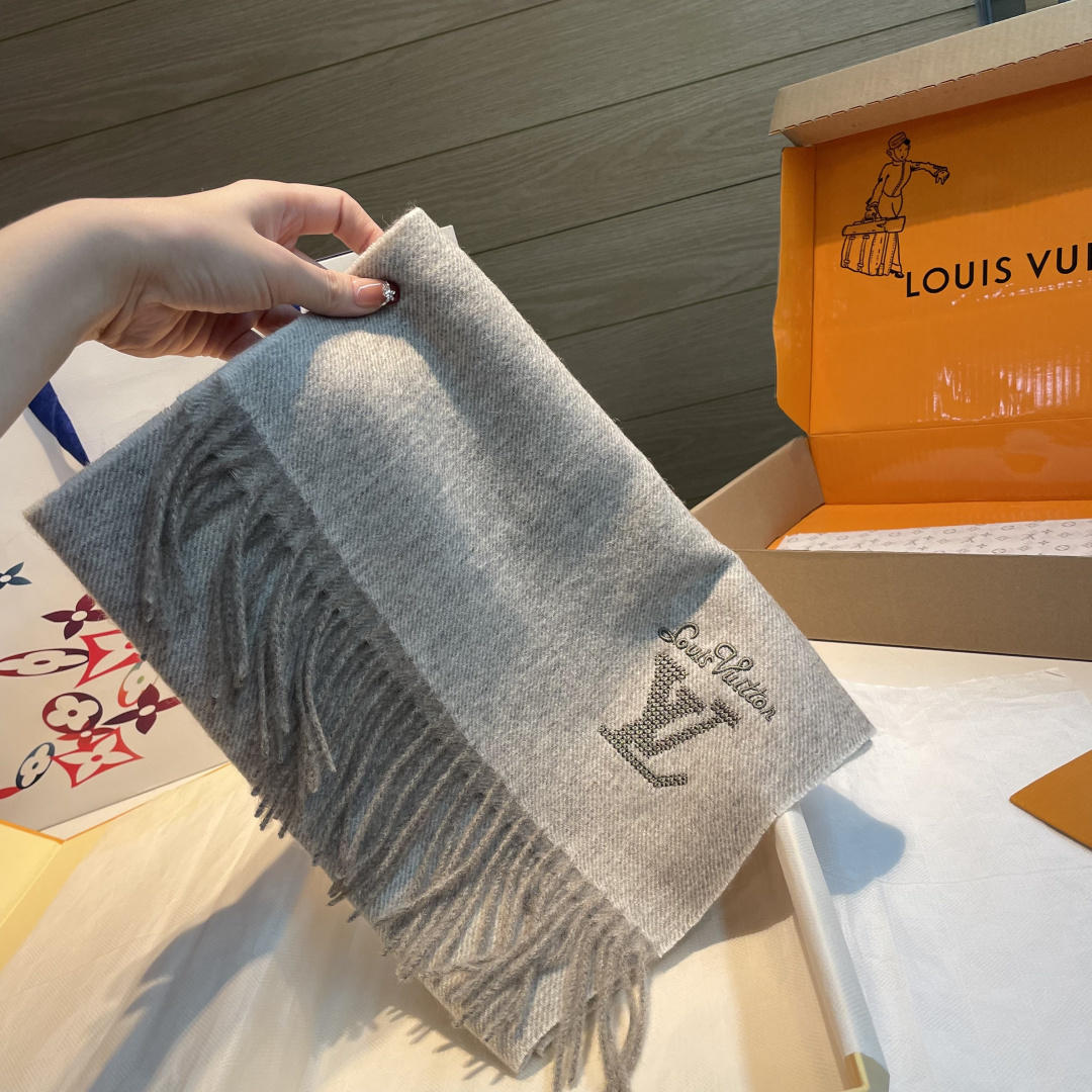LV scarf