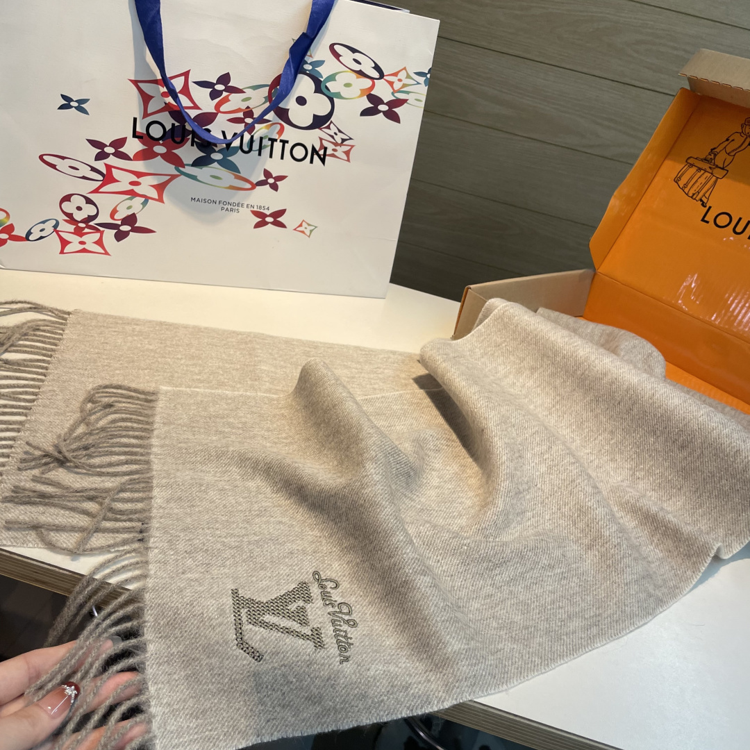 LV scarf