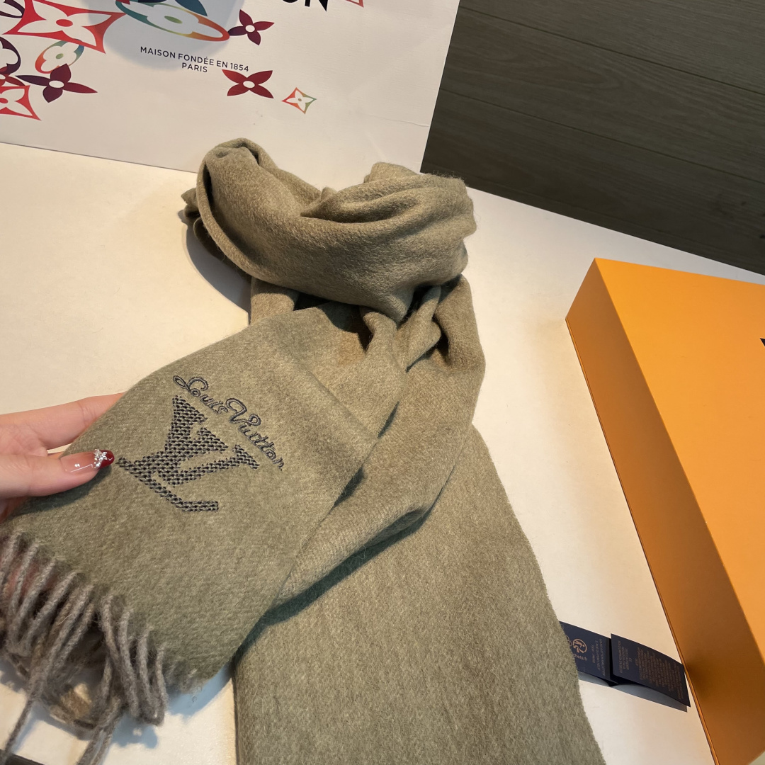 LV scarf