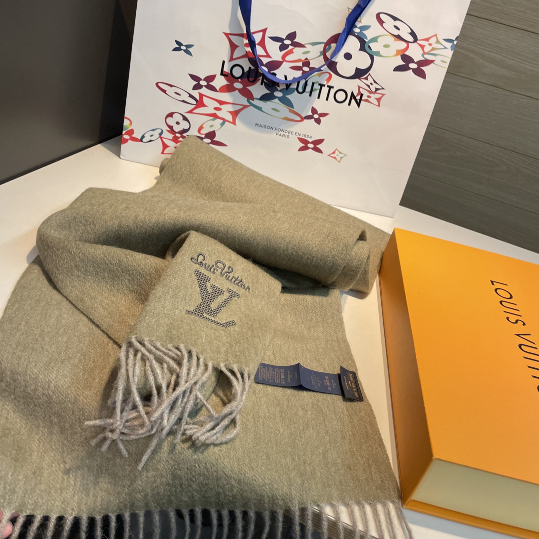 LV scarf