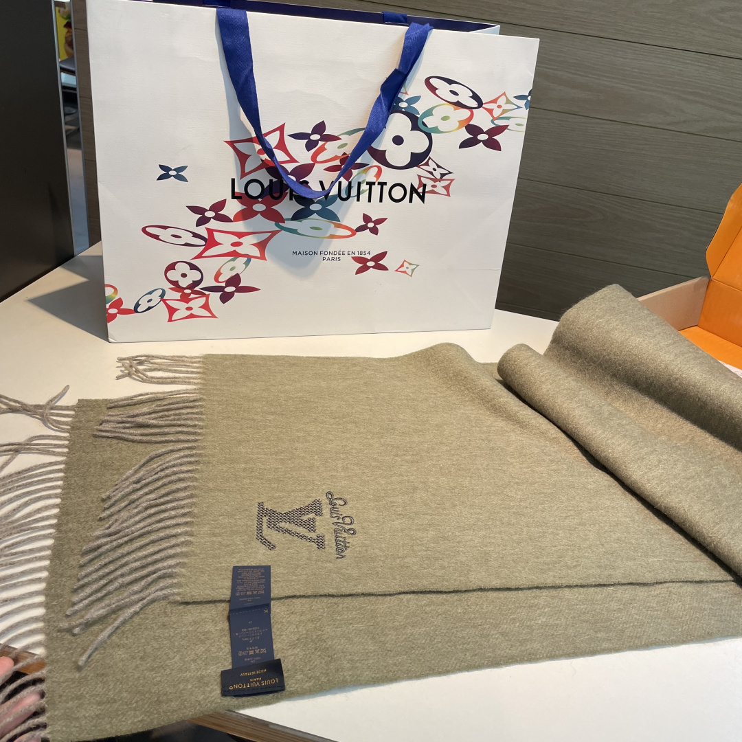 LV scarf