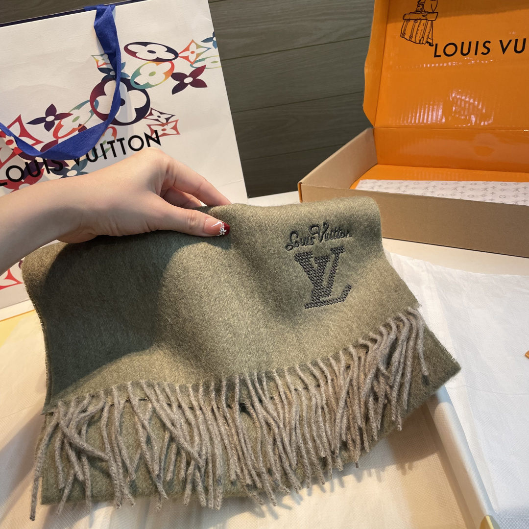 LV scarf