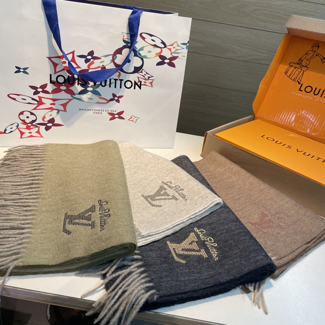 LV scarf