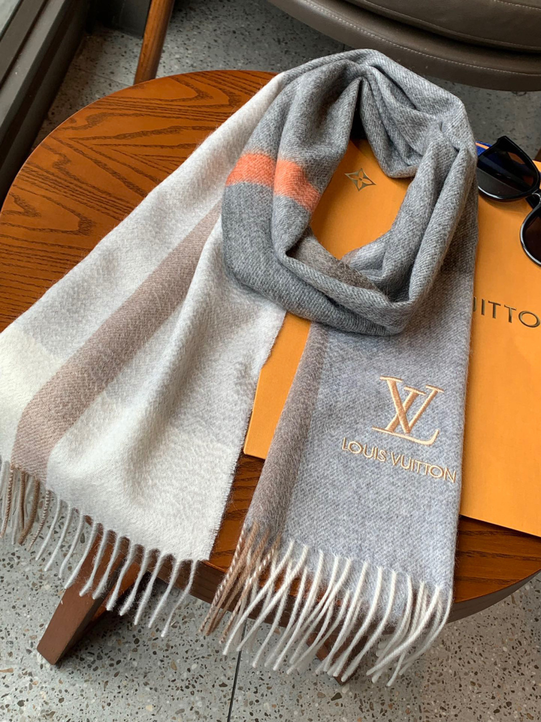 LV scarf