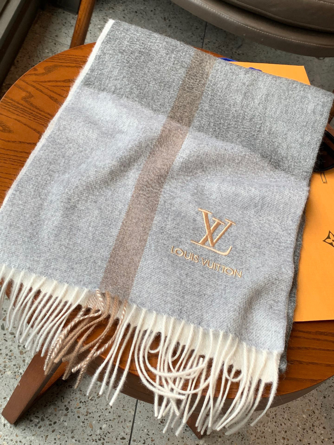 LV scarf