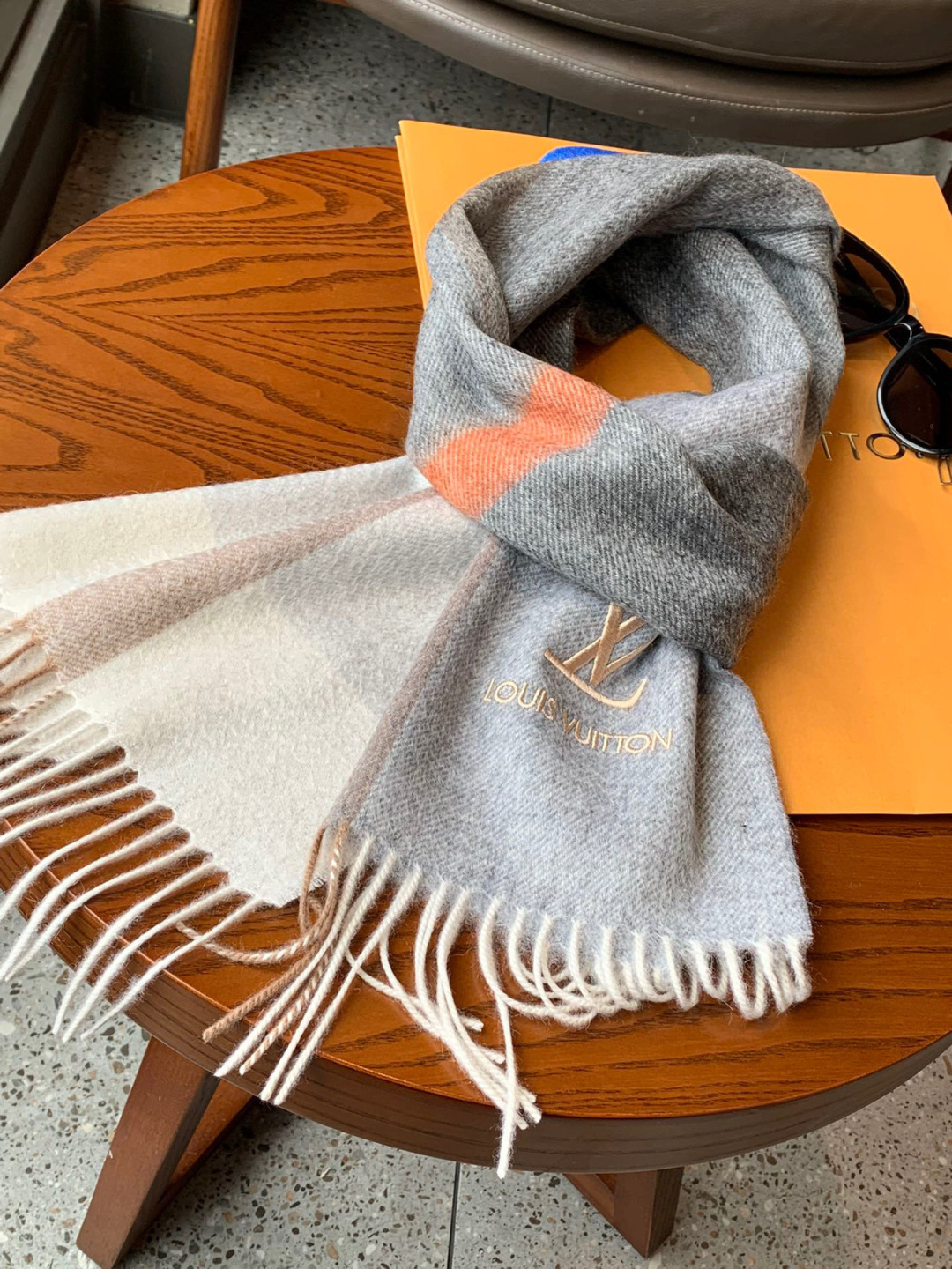 LV scarf
