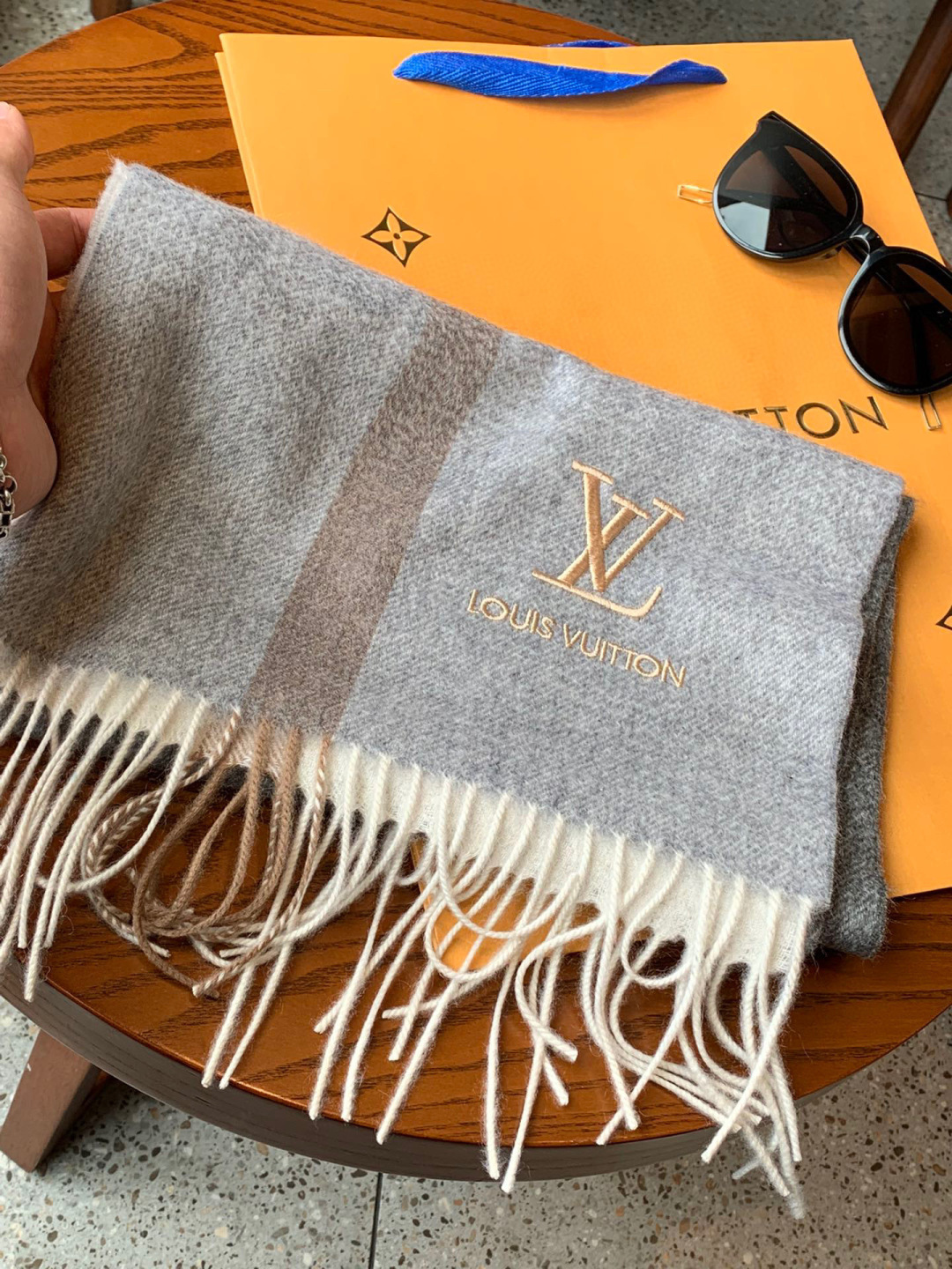 LV scarf