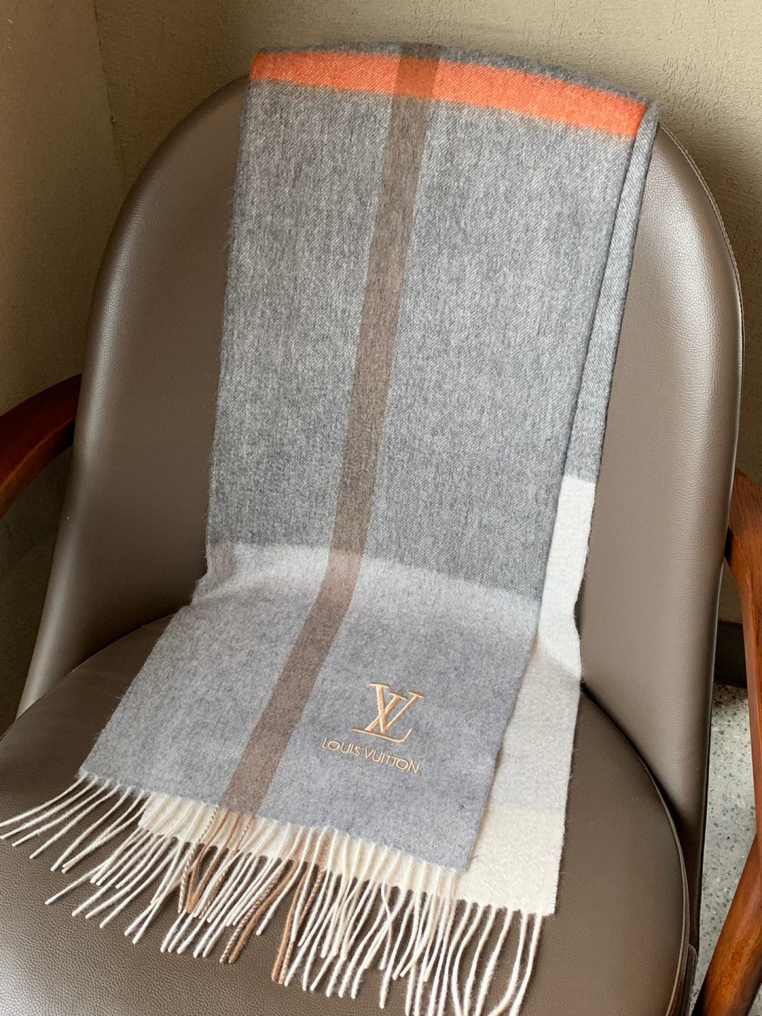 LV scarf
