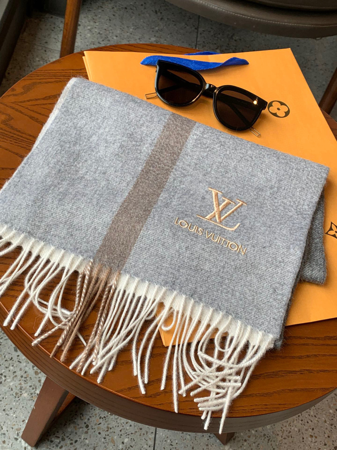 LV scarf