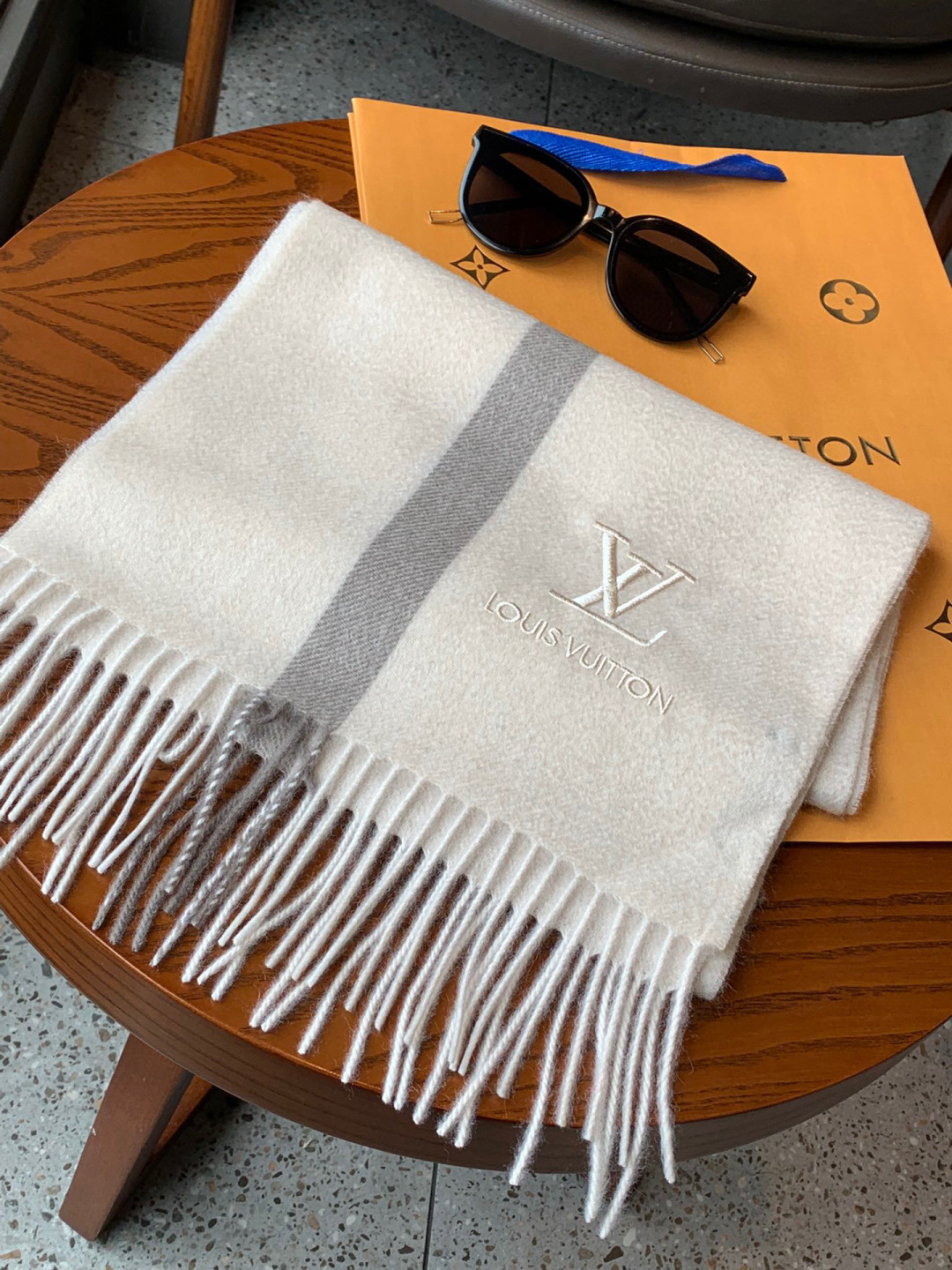 LV scarf