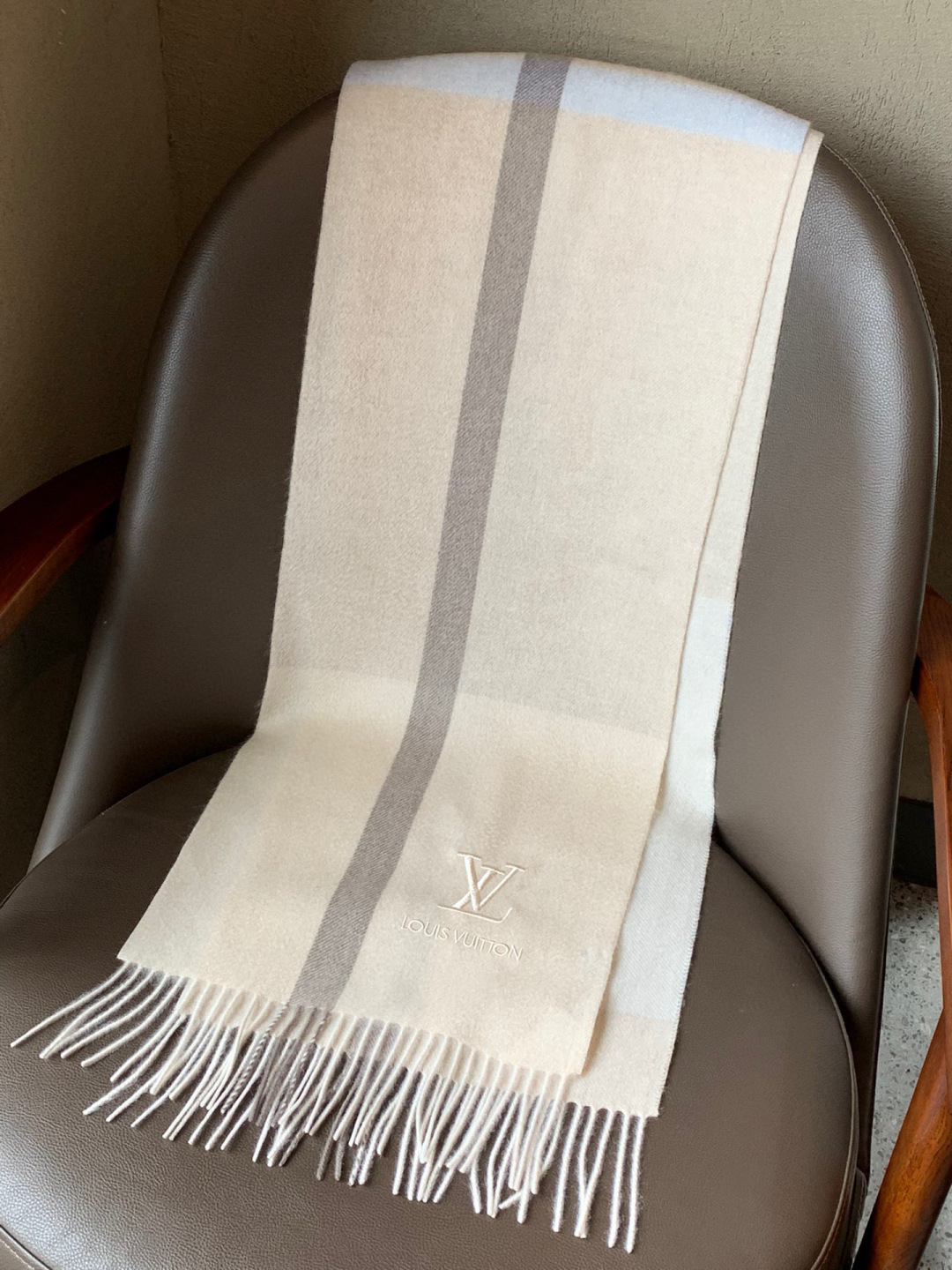 LV scarf