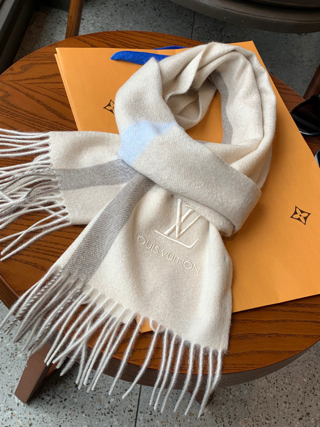 LV scarf