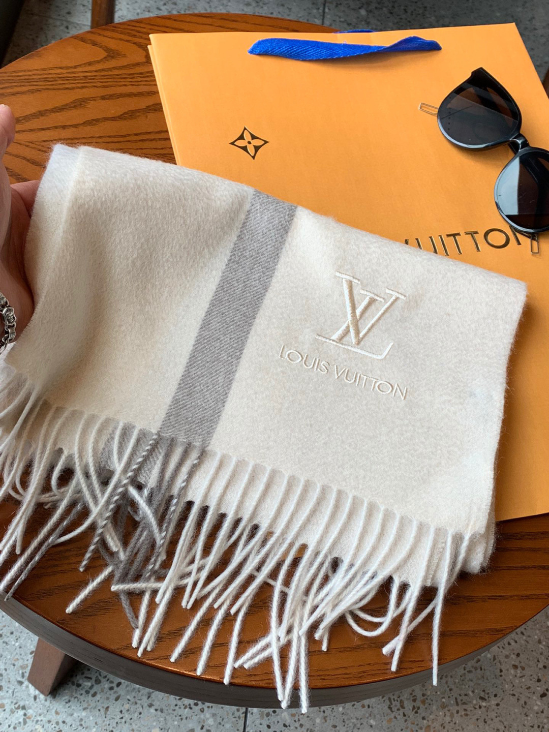 LV scarf