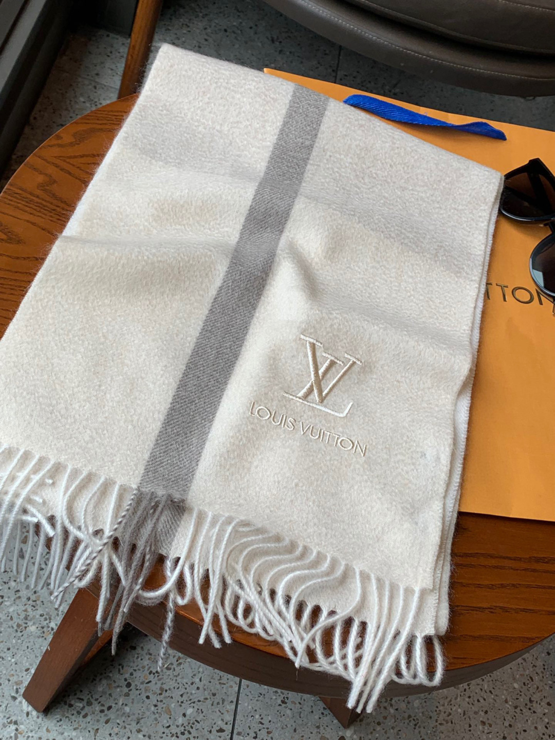 LV scarf