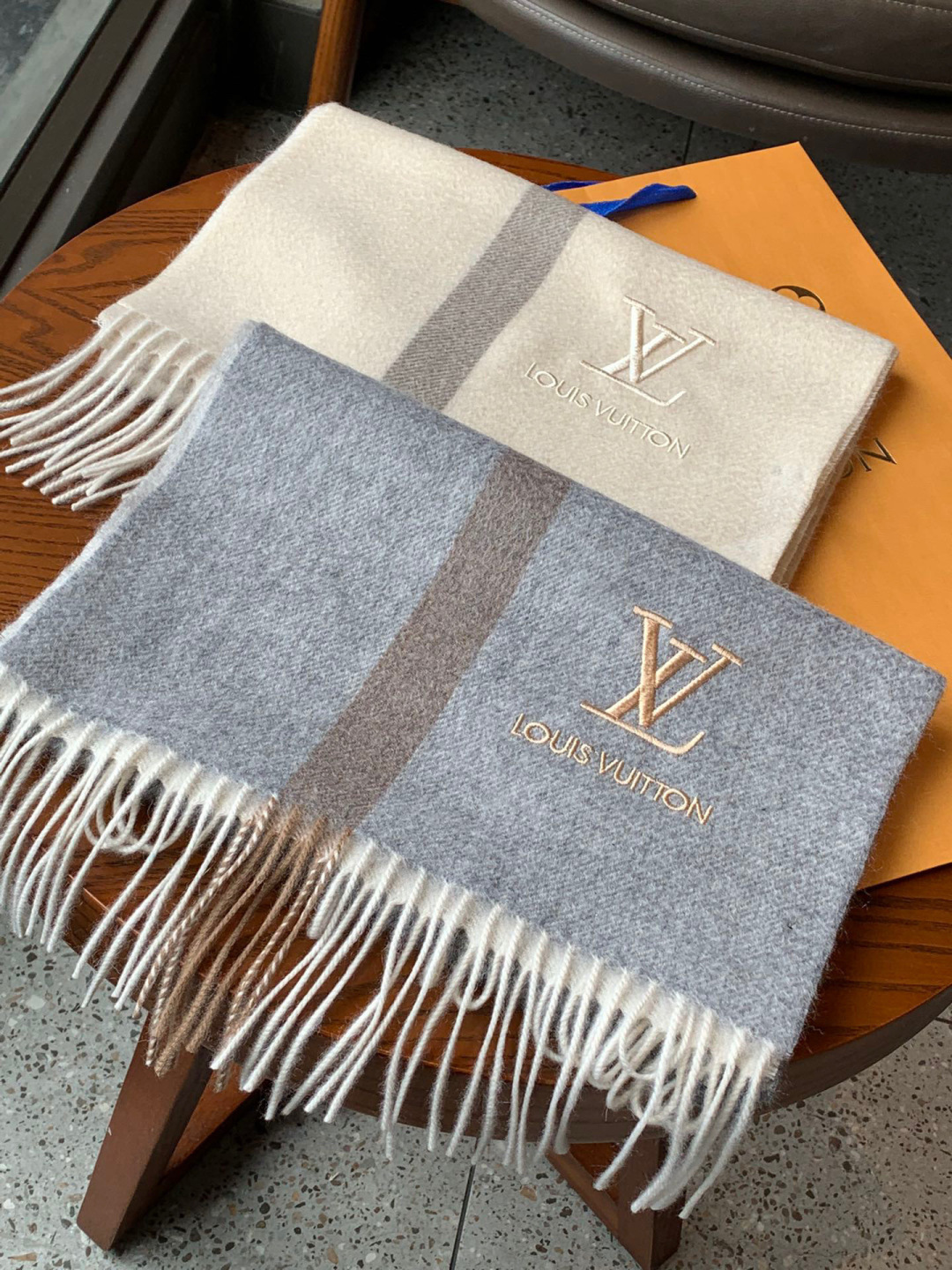 LV scarf