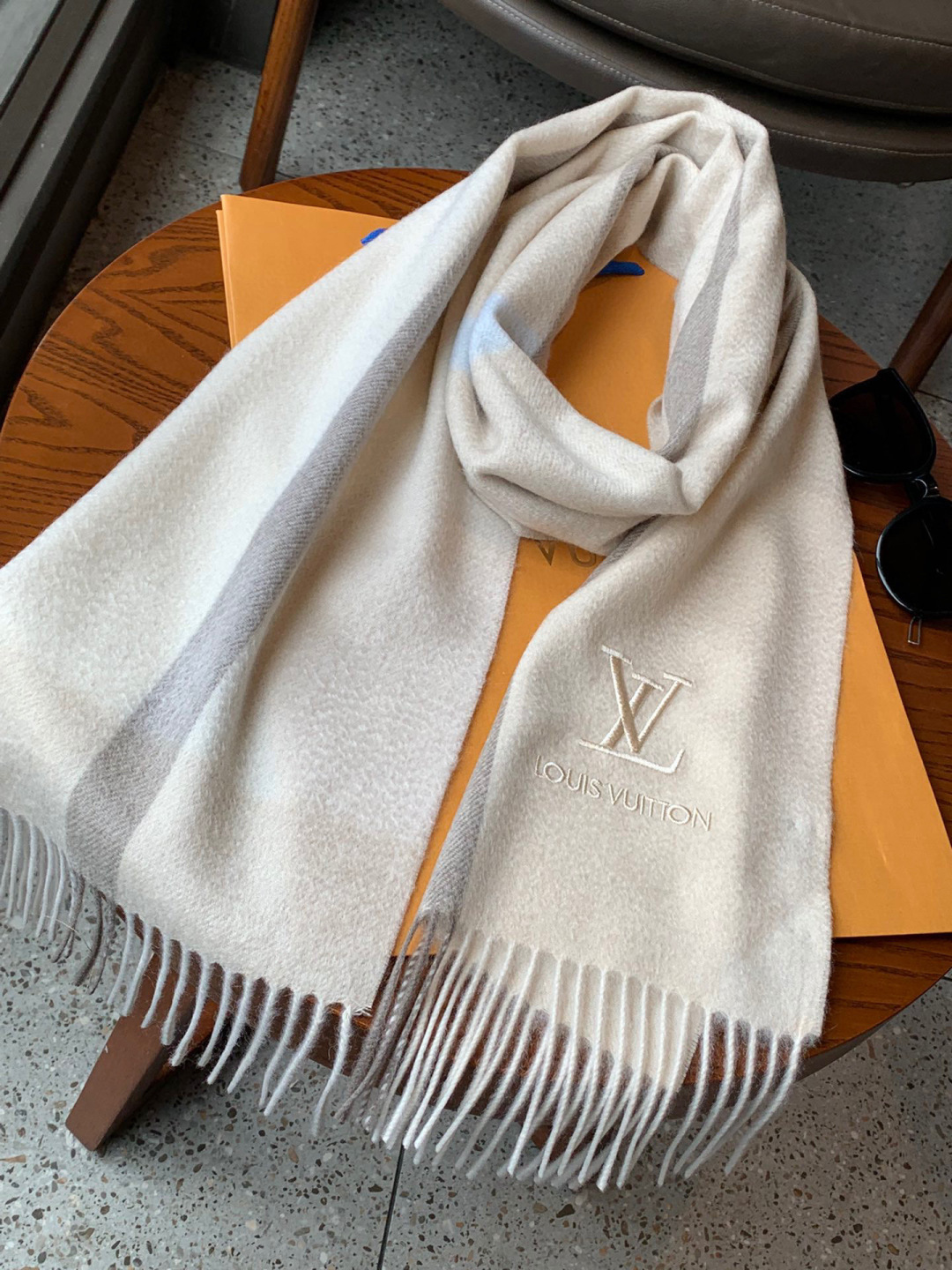 LV scarf
