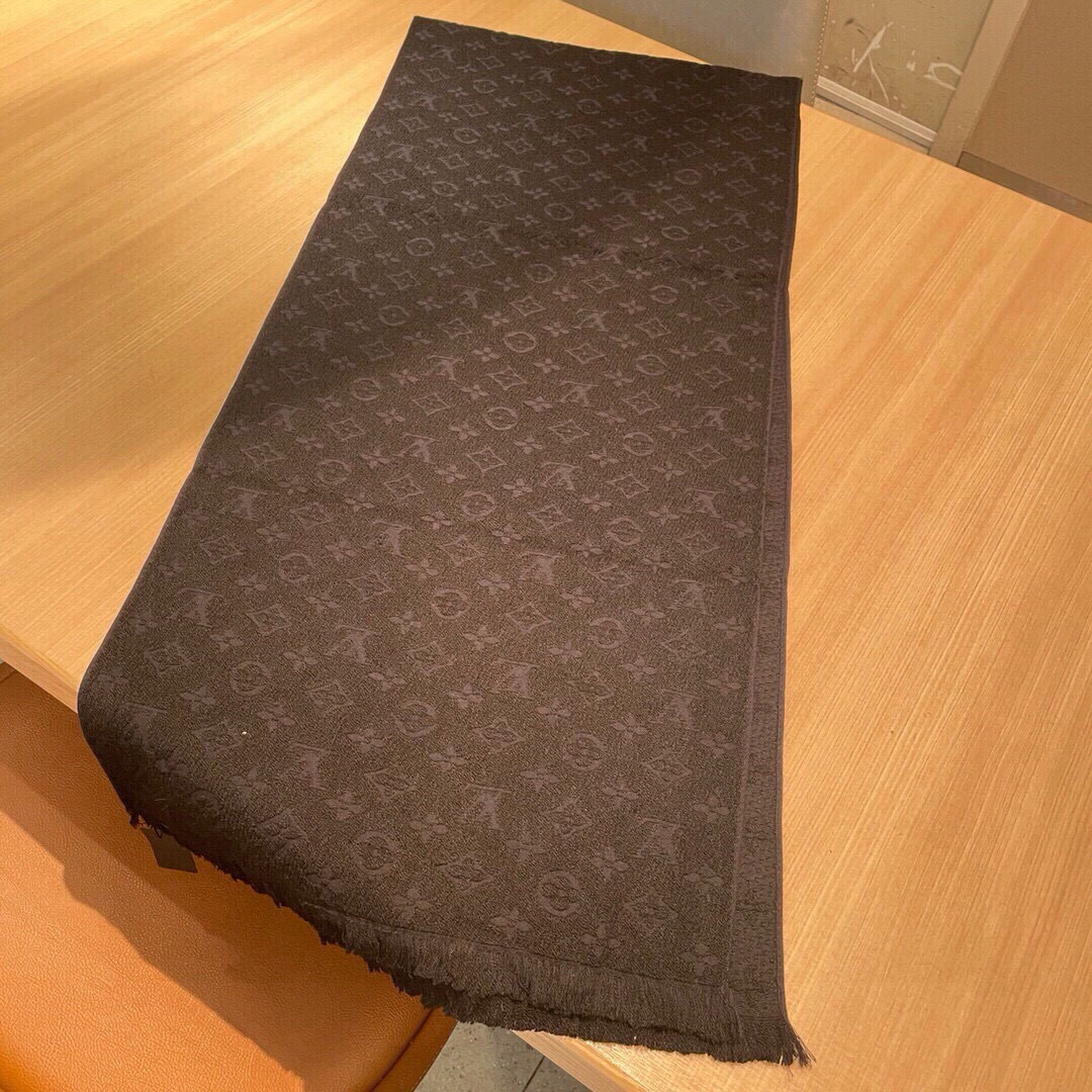 LV scarf