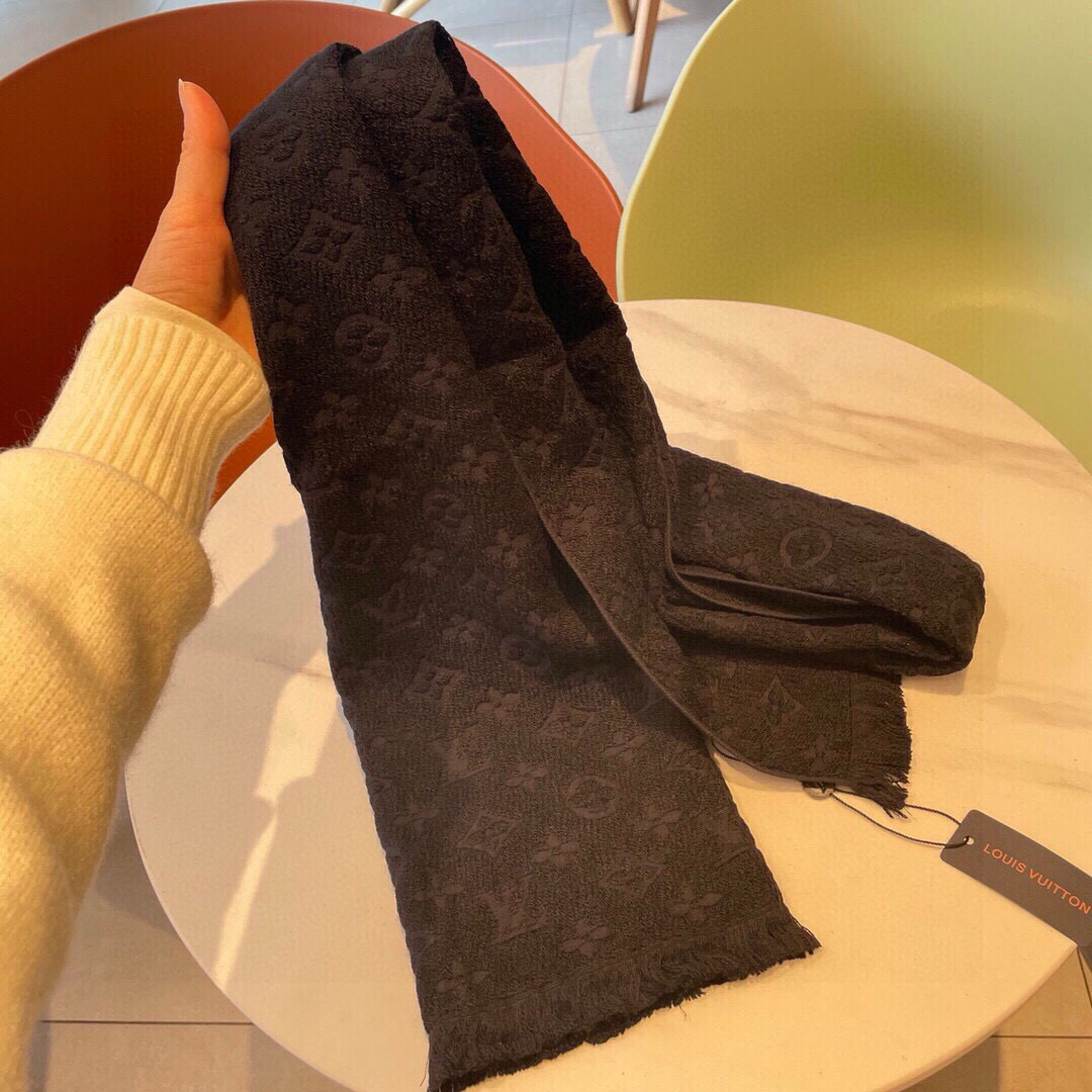 LV scarf
