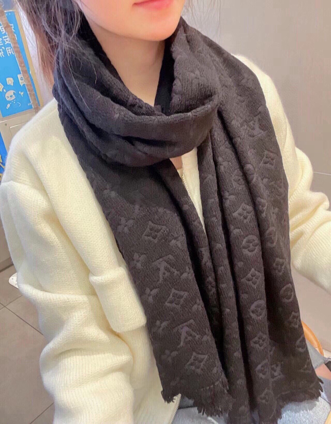 LV scarf