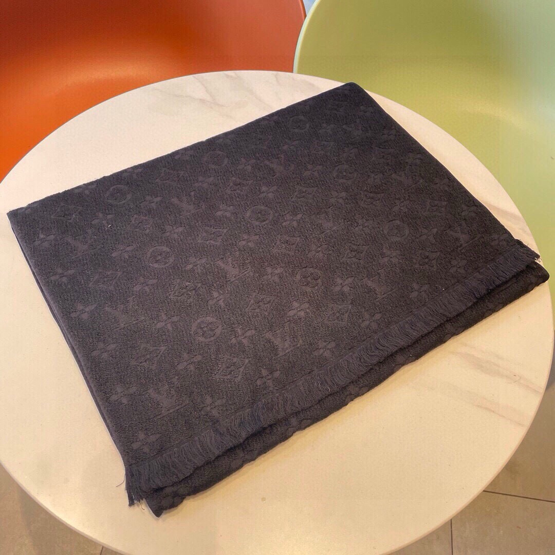 LV scarf