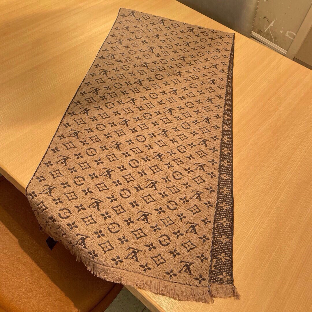 LV scarf