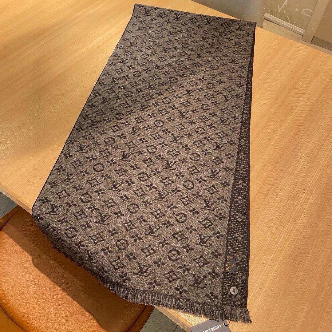 LV scarf