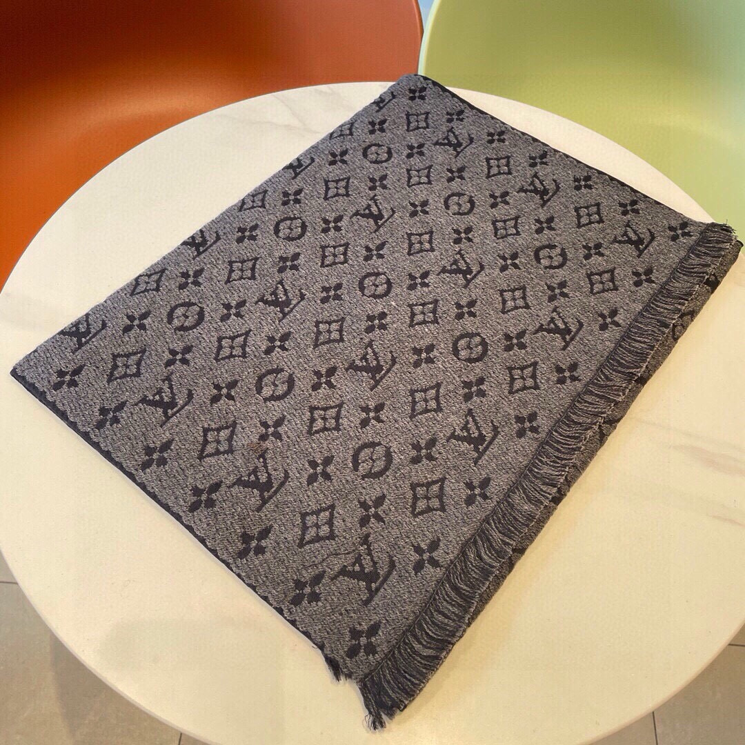 LV scarf