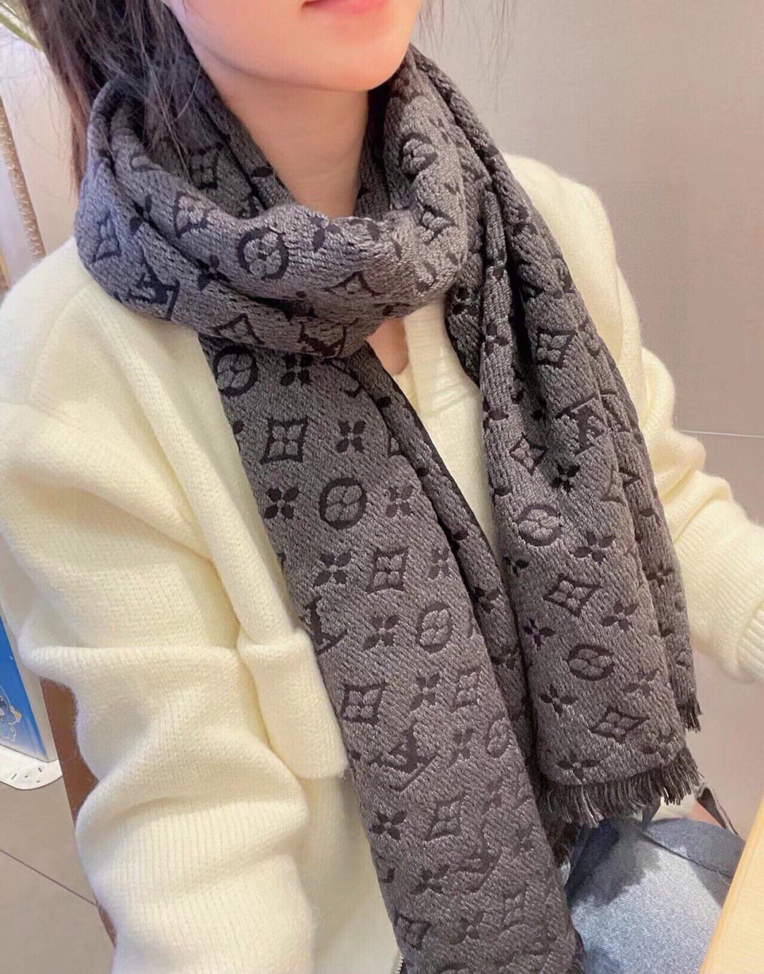 LV scarf