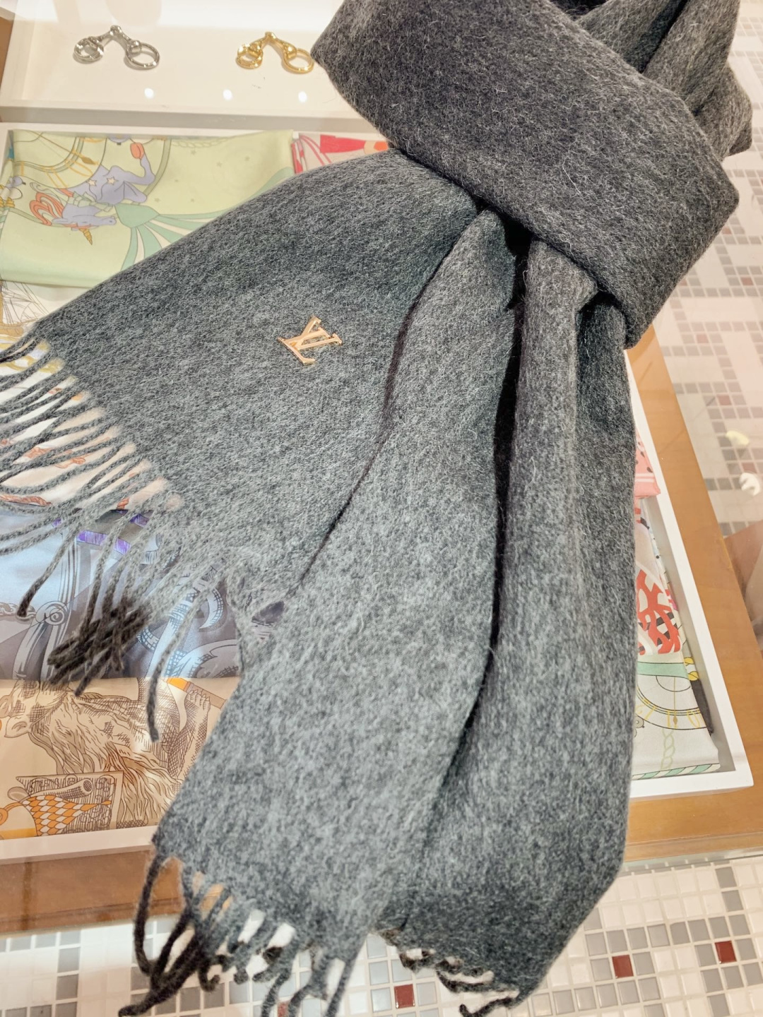 LV scarf