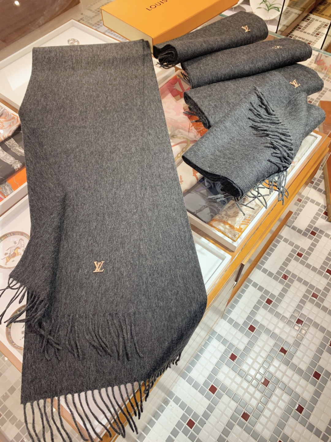 LV scarf