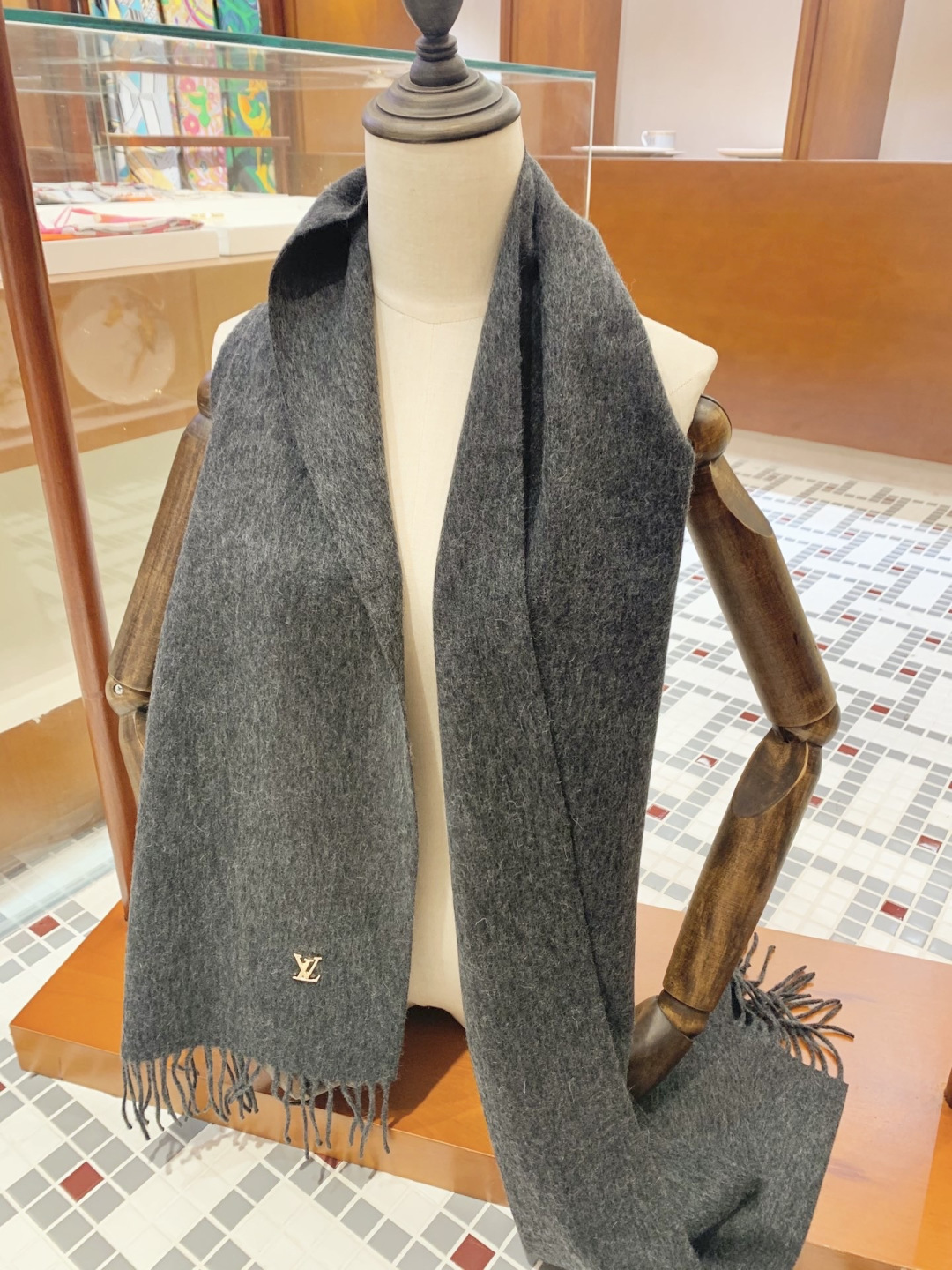 LV scarf