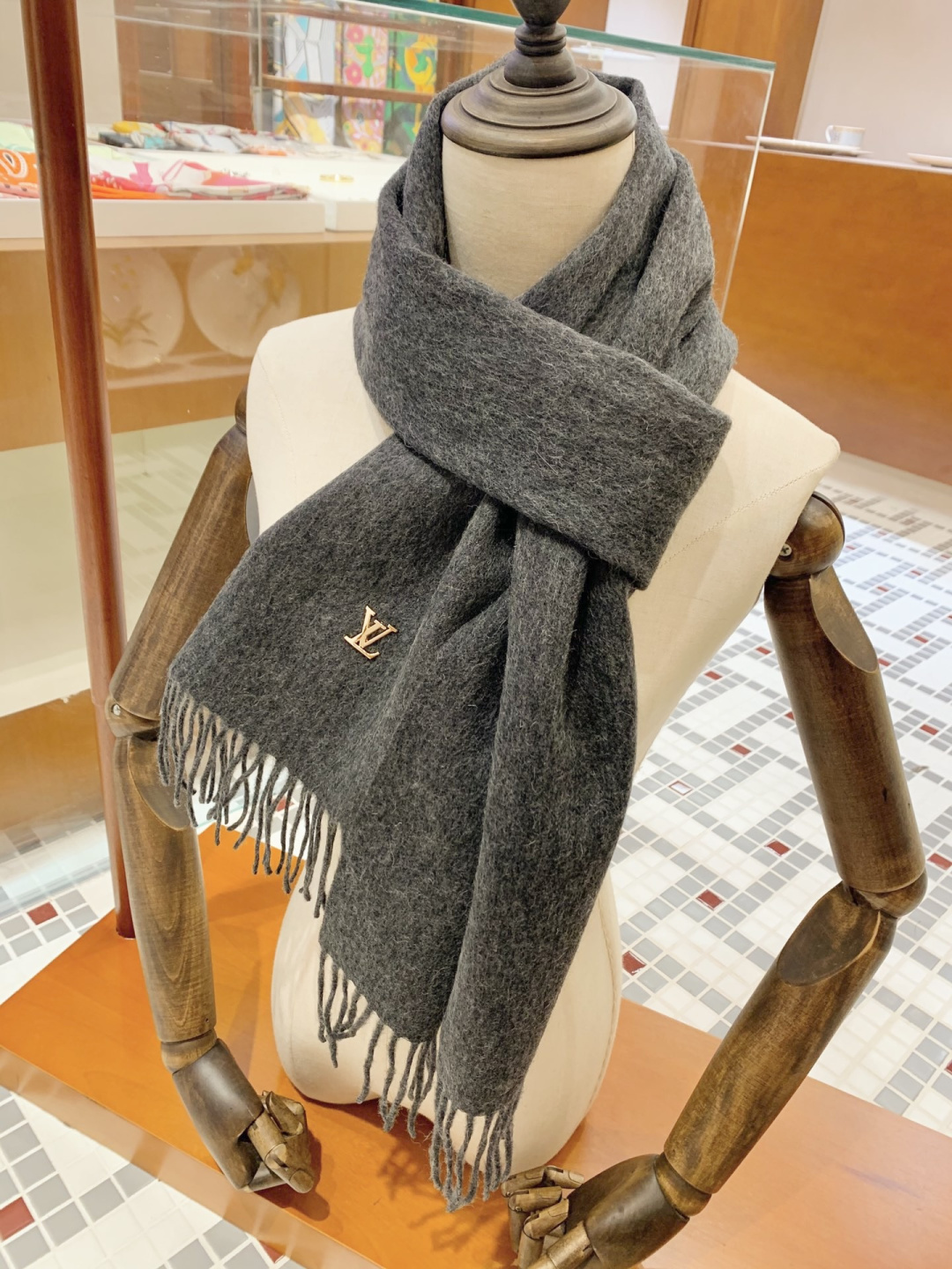 LV scarf