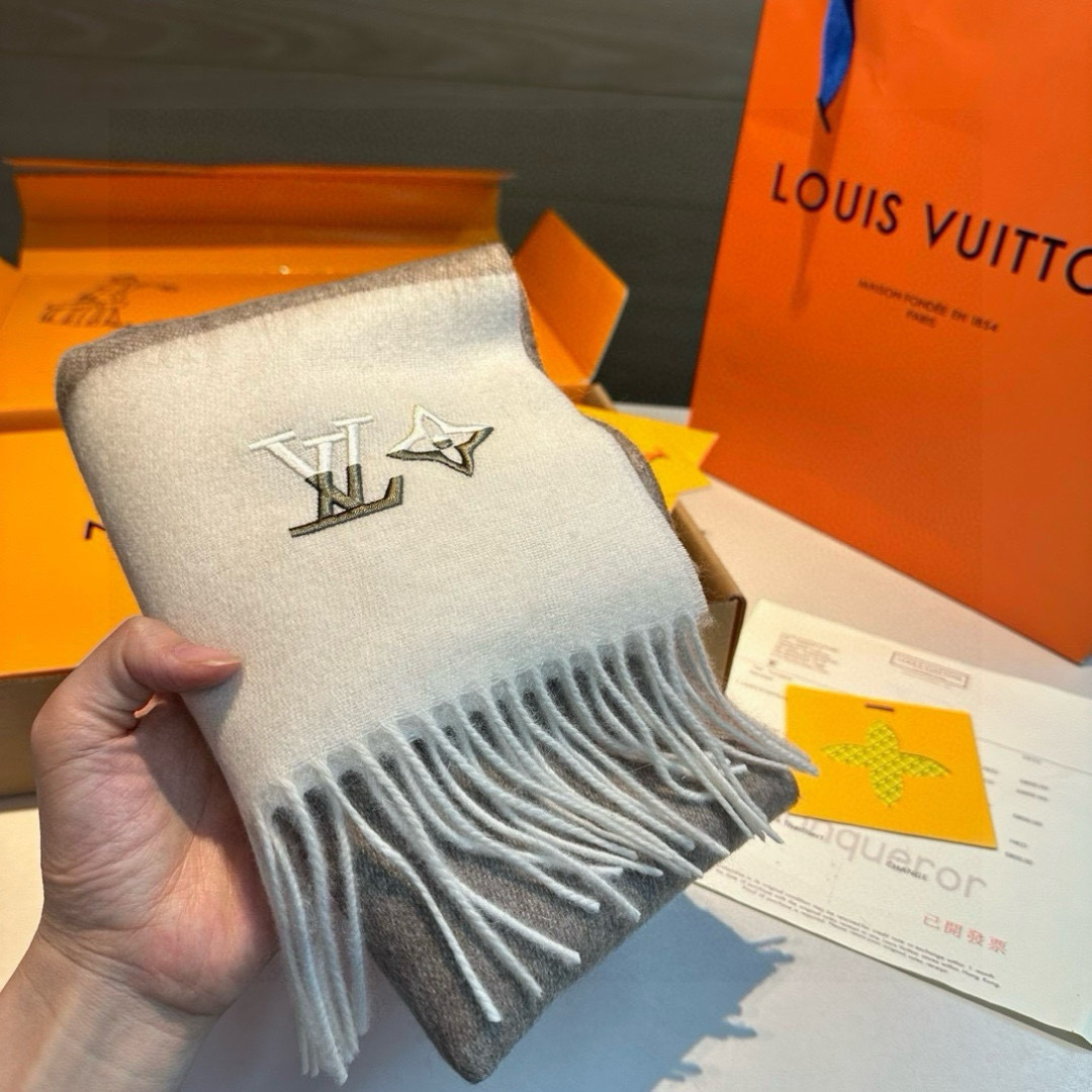 LV scarf