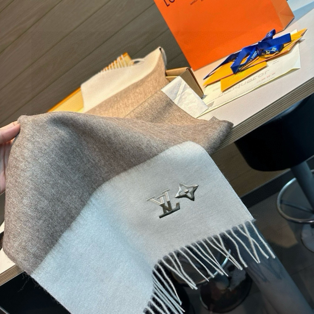 LV scarf
