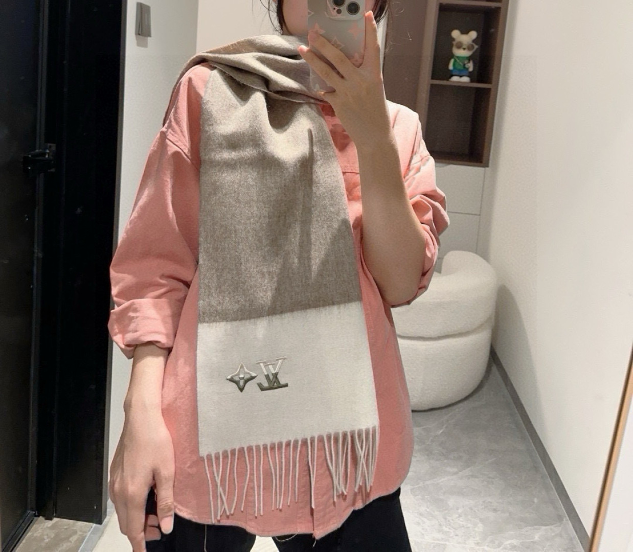 LV scarf