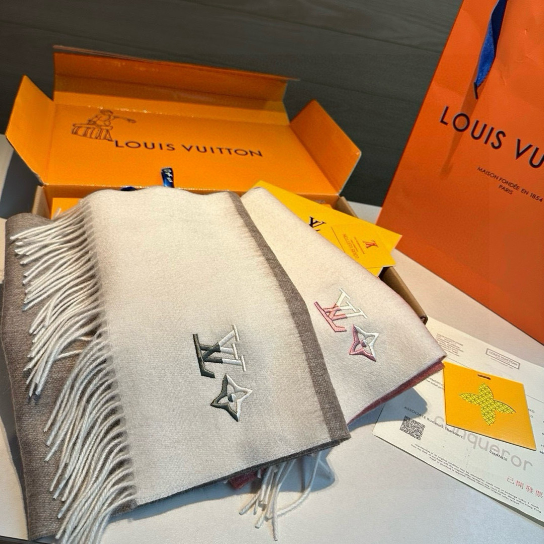 LV scarf