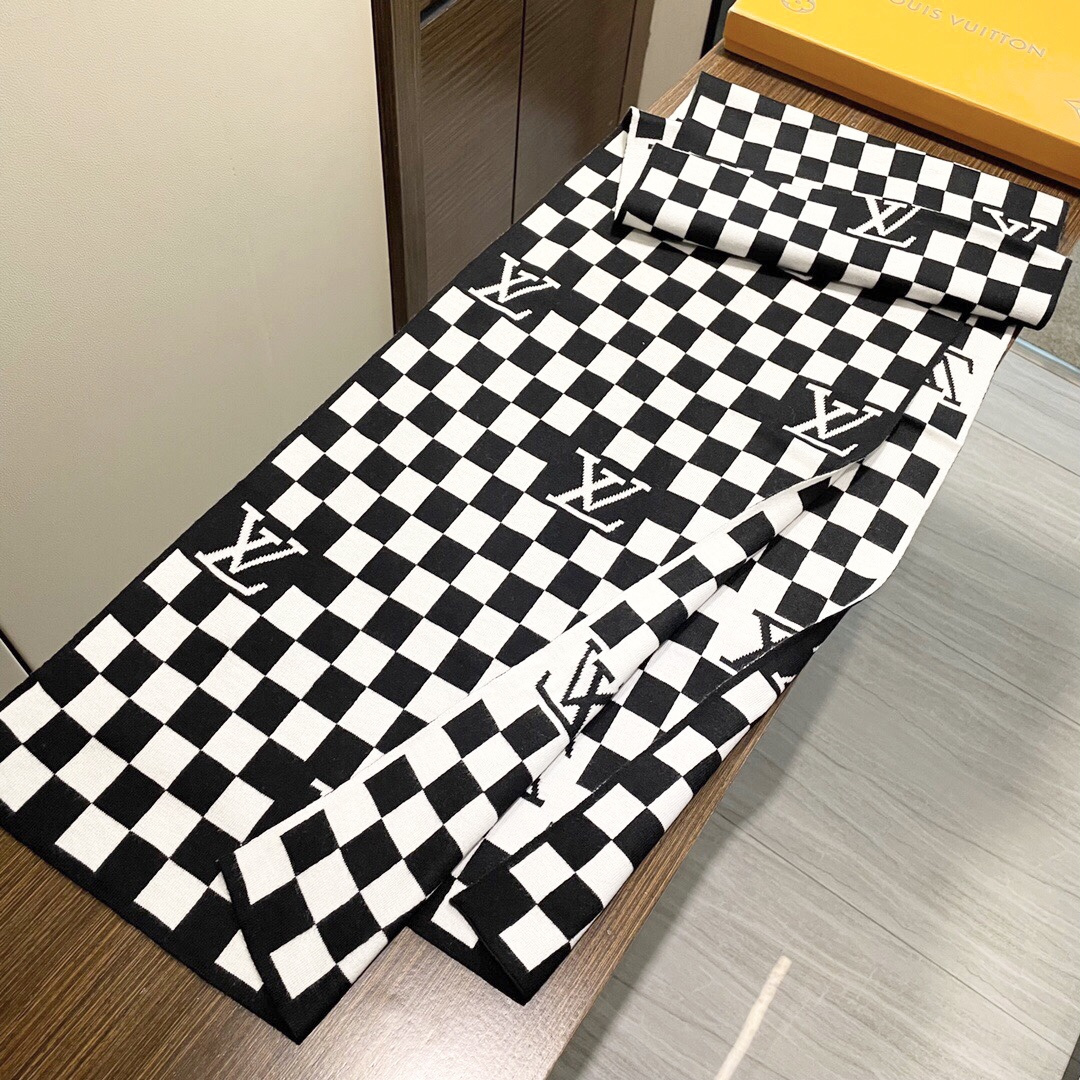 LV scarf
