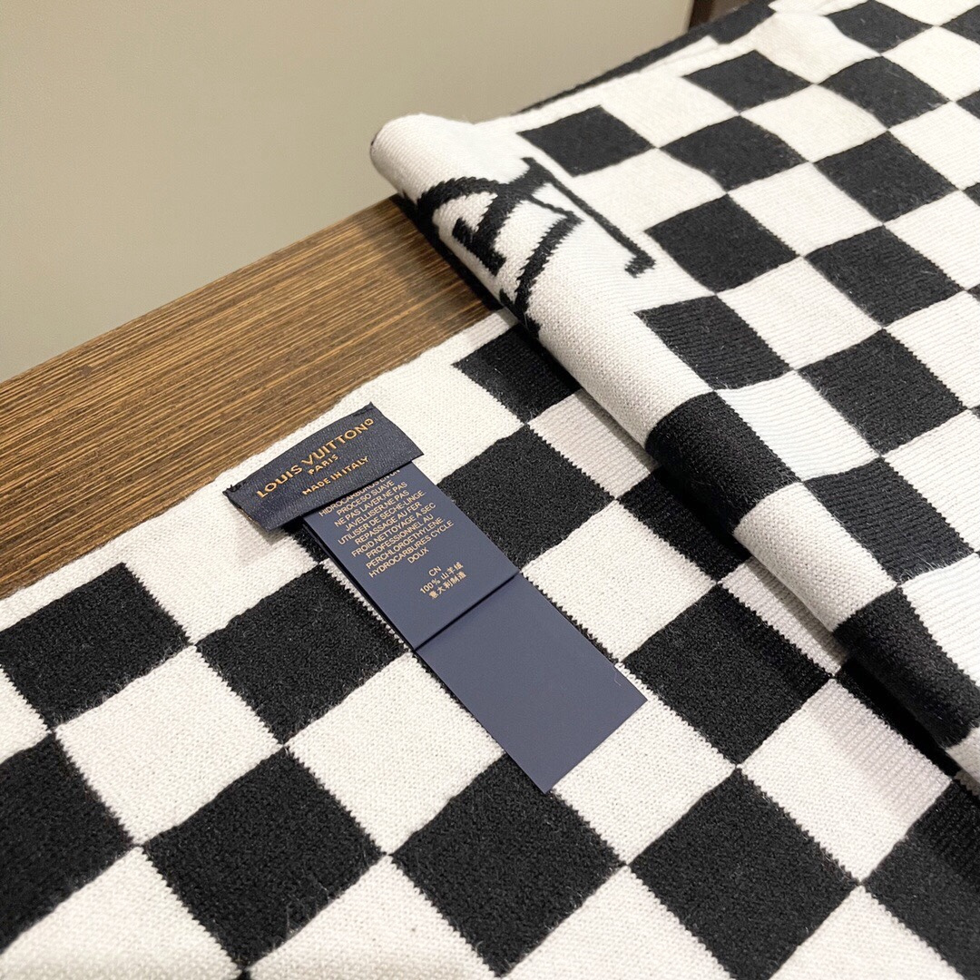 LV scarf