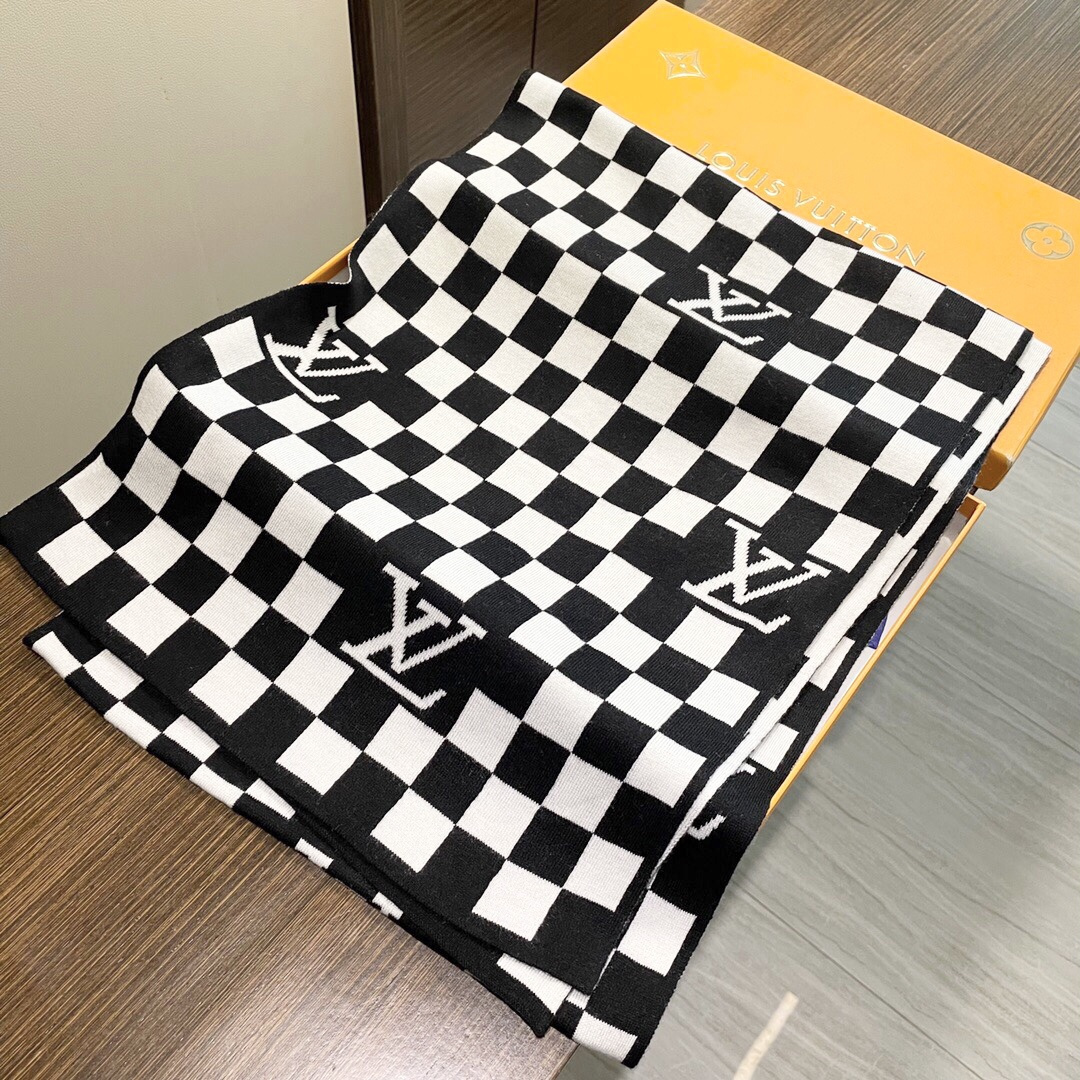 LV scarf
