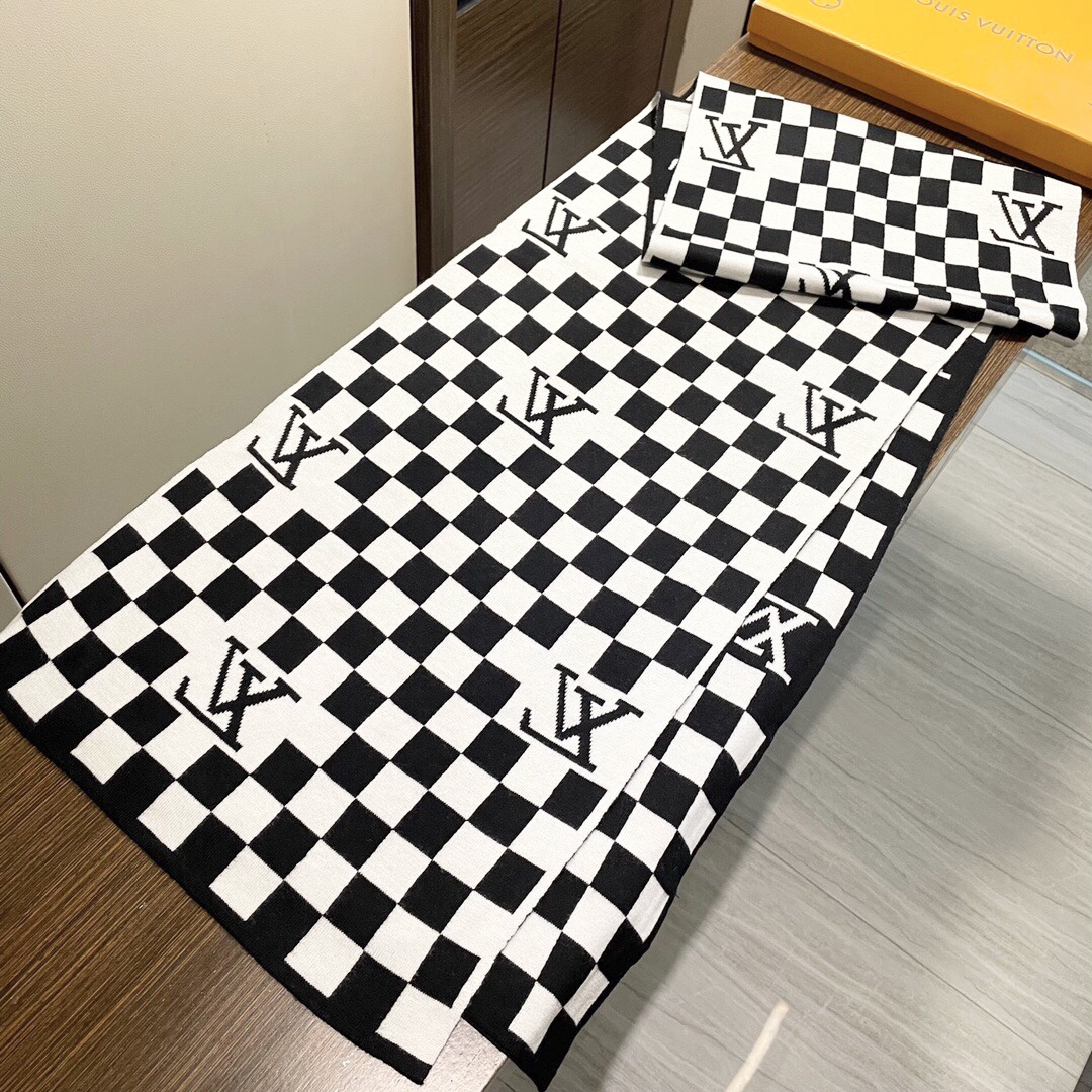 LV scarf