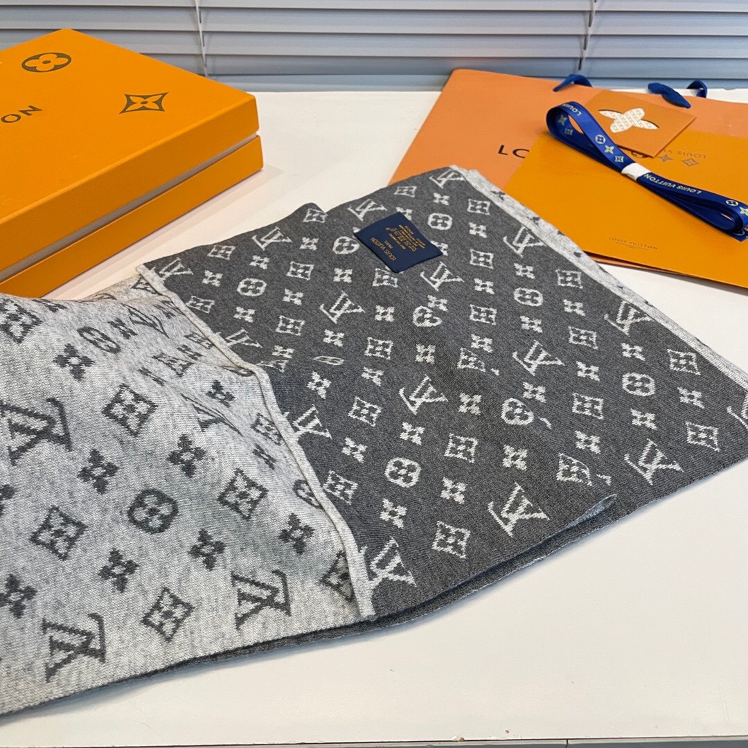 LV scarf