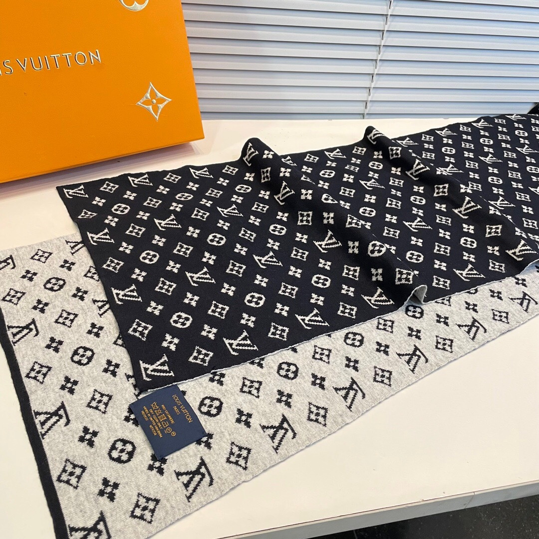 LV scarf
