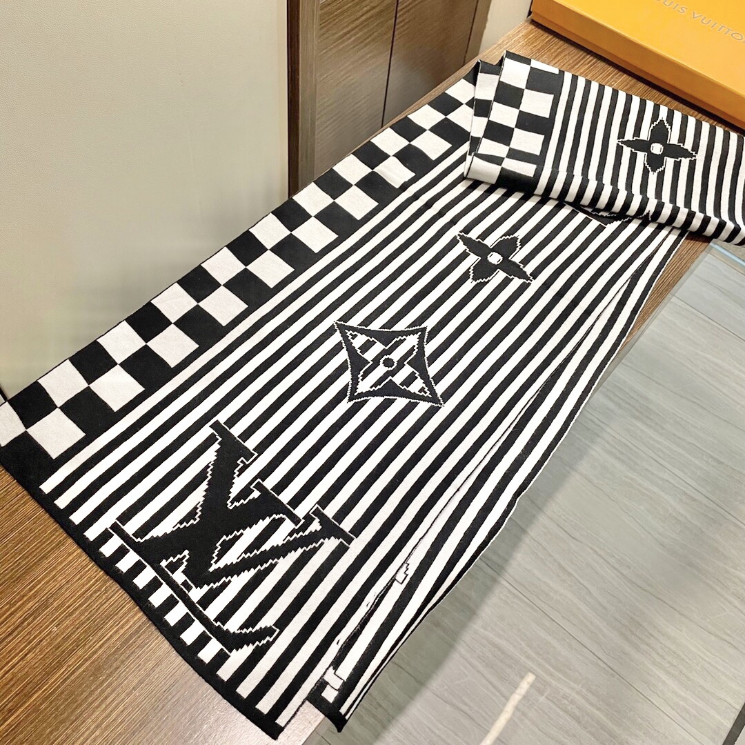 LV scarf