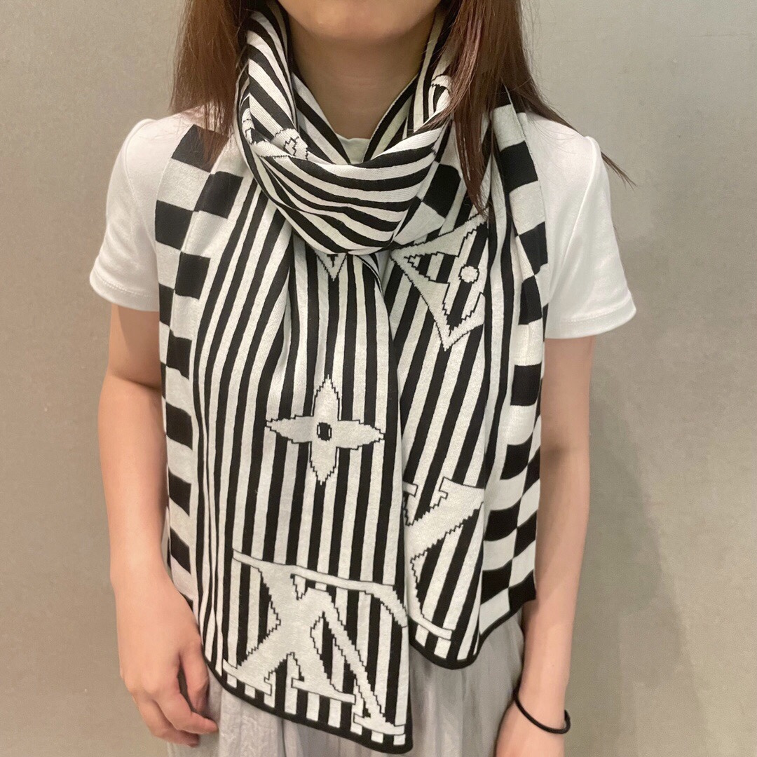 LV scarf