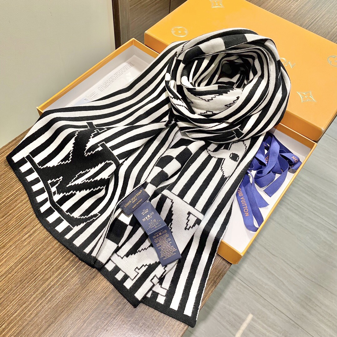 LV scarf