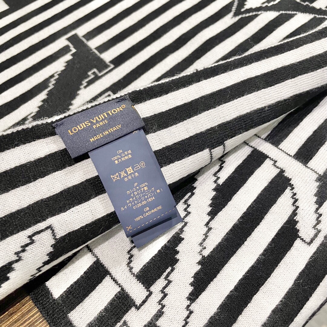LV scarf
