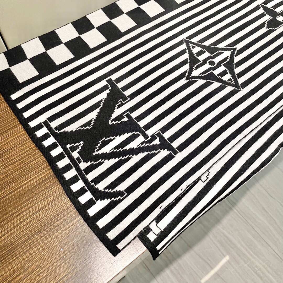 LV scarf