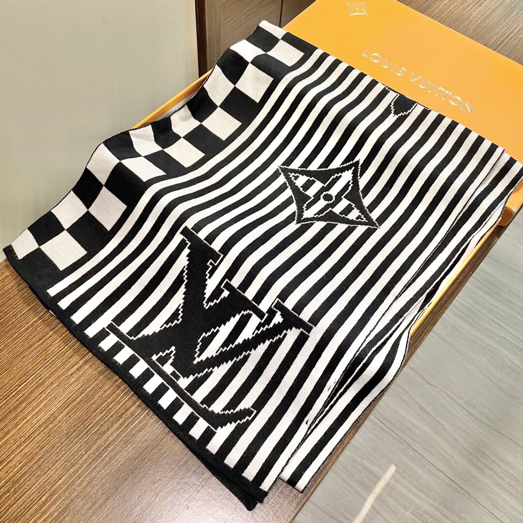LV scarf
