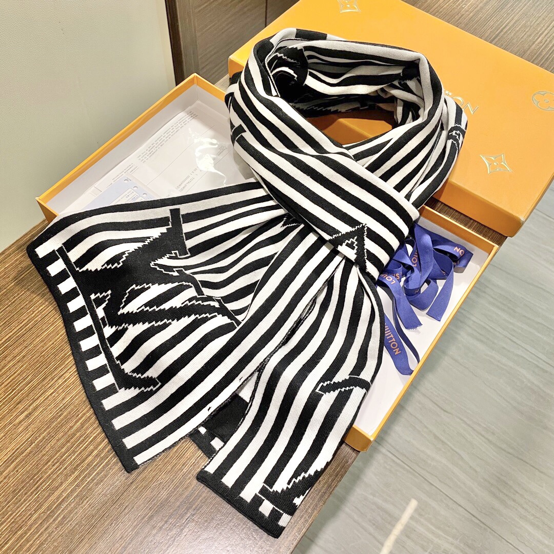 LV scarf